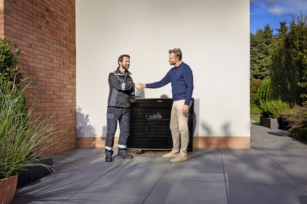 Monteur en klant bij een warmtepomp